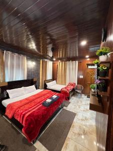 奈尼塔尔Gayatri Niwas - Luxury Private room with Ensuit Bathroom - Lake View and Mountain View的一间卧室配有一张床和一张沙发
