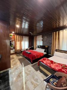 奈尼塔尔Gayatri Niwas - Luxury Private room with Ensuit Bathroom - Lake View and Mountain View的一间卧室配有两张床和红色毯子