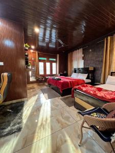 奈尼塔尔Gayatri Niwas - Luxury Private room with Ensuit Bathroom - Lake View and Mountain View的一间卧室配有两张床和吉他。