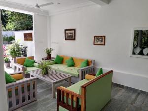 贝鲁沃勒Seetharama Garden of Life的带沙发和桌子的客厅