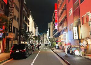 东京格坦达希尔斯酒店的街道上,夜间有车辆停放的城市街道