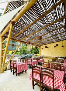 嘎林海斯港Pousada Maravelas By OM的餐厅设有红色和白色的桌椅