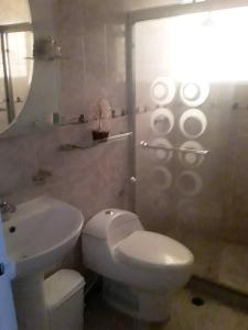 巴伦西亚Casa-Quinta c-lindo Amb Familiar的浴室配有白色卫生间和盥洗盆。