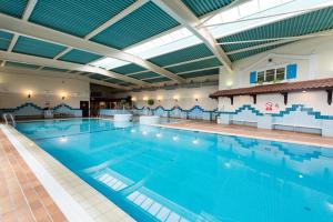 奥克姆Rutland Hall Hotel的蓝色海水大型室内游泳池