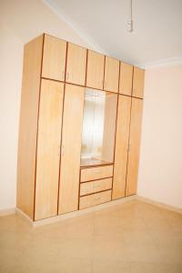 班布里Kerith Springs Family Holiday home Bamburi Msa的房间的角落里有一个大型的木柜