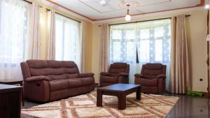 班布里Kerith Springs Family Holiday home Bamburi Msa的客厅配有沙发和两把椅子