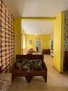 萨尔瓦多Hostel Sol da Barra的带沙发和黄色墙壁的客厅