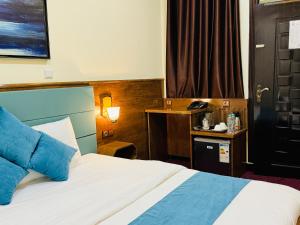 喀布尔Khyber Hotel的酒店客房配有一张床和电话