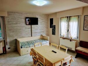 萨莱马拉西诺Kidonia - Iseo Lake Apartmens的客厅配有桌子和床。