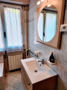 萨莱马拉西诺Kidonia - Iseo Lake Apartmens的一间带水槽和镜子的浴室