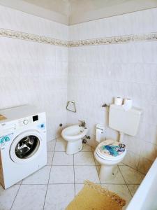 萨莱马拉西诺Kidonia - Iseo Lake Apartmens的一间带洗衣机和卫生间的浴室