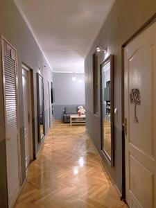 克拉科夫Edem room的走廊通往带沙发的客厅