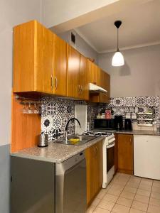 克拉科夫Edem room的厨房配有木制橱柜和台面