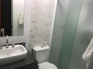 圣保罗Hotel Makuxis - Brigadeiro的浴室配有卫生间、盥洗盆和淋浴。