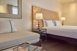 马略卡岛帕尔马Puro Hotel Oasis Urbano的酒店客房,设有两张床和镜子