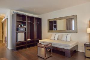 马略卡岛帕尔马Puro Hotel Oasis Urbano的一间卧室配有一张带大镜子和镜子的床