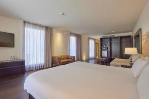 马略卡岛帕尔马Puro Hotel Oasis Urbano的酒店客房设有一张大床和一间客厅。