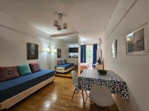 布宜诺斯艾利斯Recoleta Beatiful Apartment III的客厅配有蓝色的沙发和桌子