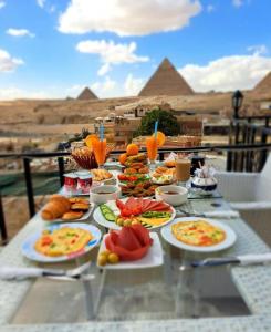 开罗Royal Golden Pyramids Inn的一张桌子,上面有金字塔底盘的食物