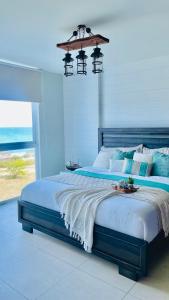 普拉亚布兰卡Exclusivo, Moderno y Cómodo Apto temático con hermosa Vista al Mar的一间卧室设有一张大床,享有海景