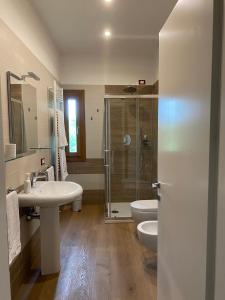 罗索利纳Holiday Home Giaron的带淋浴、盥洗盆和卫生间的浴室
