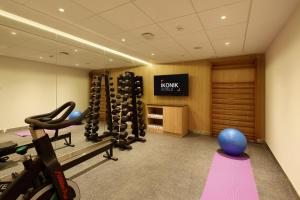 利马Ikonik Miraflores的健身房,室内设有健身器材