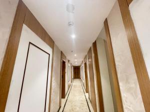 瓦拉纳西HOTEL SARC ! VARANASI - Forɘigner's Choice ! fully Air-Conditioned hotel with Lift & Parking availability, near Kashi Vishwanath Temple, and Ganga ghat 2的建筑中带天花板的走廊