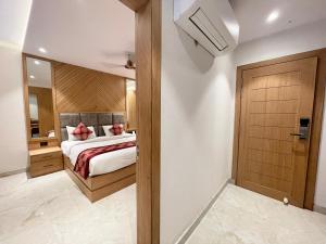瓦拉纳西HOTEL SARC ! VARANASI - Forɘigner's Choice ! fully Air-Conditioned hotel with Lift & Parking availability, near Kashi Vishwanath Temple, and Ganga ghat 2的一间卧室配有带粉红色枕头的床