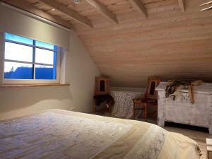 AntslaÖöbiku Holiday House的一间卧室设有一张床和一个窗口