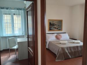 卡斯德尔诺迪波托"Gli archi sul borgo" - relax tra Roma e Autodromo Vallelunga的一间卧室配有一张床,上面有两条毛巾