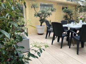 马赛Garden house的庭院配有桌椅和植物