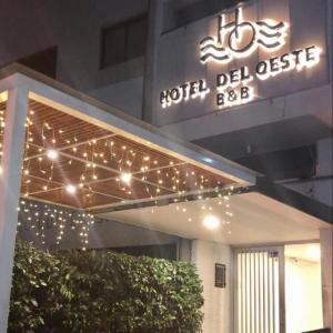 卡利HOTEL del OESTE B&B的建筑前方灯火通明