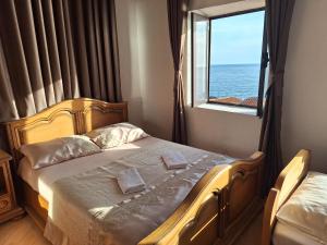 乌尔齐尼Guest house Naser的一间卧室设有一张床,享有海景