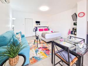 波尔蒂芒Apartments Edifício Cruzeiro的客厅配有床和蓝色沙发