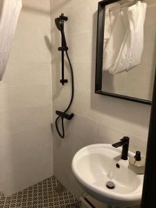 RachesChálari的一间带水槽和镜子的浴室