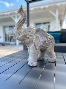圣吕斯Villa Diamond的一张桌子上大象的雕像
