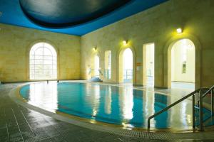 巴利纳双树休闲俱乐部酒店的一座带游泳池的大楼内的大型游泳池