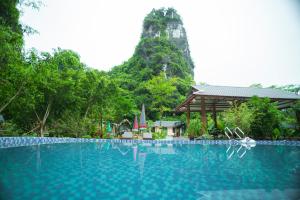 宁平Hoang Minh Mountainside Villa的山前的大型游泳池