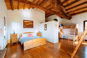Tarzo诺西农家乐的一间卧室配有一张床,铺有木地板