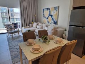 穆哈拉格Marassi Park Residence的客厅配有桌椅和沙发
