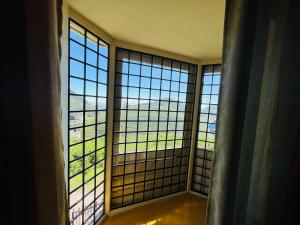 乌提Away From Home - I的客房设有享有美景的大窗户。