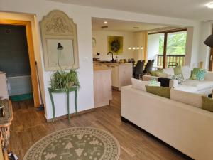 布莱德Bled Lake NUMBER 10的一间带白色沙发的客厅和一间厨房