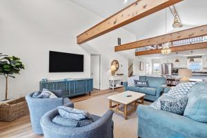 纳格斯黑德5802 - Free Bird by Resort Realty的客厅配有蓝色的家具和平面电视。