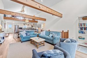 纳格斯黑德5802 - Free Bird by Resort Realty的客厅配有2张蓝色的沙发和1张桌子