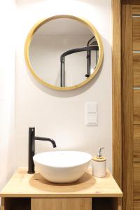 克拉科夫Strumienna Apartament的浴室设有白色水槽和镜子