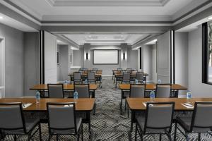 丹佛丹佛樱桃溪凯悦广场酒店的一间会议室,配有桌椅和投影屏幕