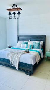 普拉亚布兰卡Exclusivo, Moderno y Cómodo Apto temático con hermosa Vista al Mar的一间卧室配有一张带蓝色墙壁的大床