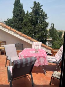 罗马Apartment in Roma with Terrace的屋顶上带桌椅的天井