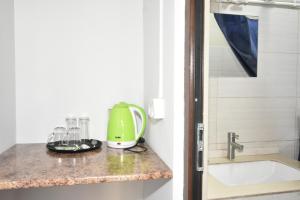 ArmavirSIRIK的厨房柜台,上面装有搅拌机和玻璃杯