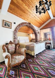 戈里察Villa Parku Rinia的一间卧室配有一张床和一个沙发